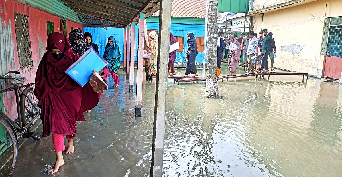 বন্যাদুর্গত এলাকায় আজ এইচএসসি পরীক্ষা হচ্ছে। একটি কেন্দ্রের মাঠে হাঁটু পানি। ফলে পানিতে বেঞ্চ ফেলে পরীক্ষার্থীরা কেন্দ্রে প্রবেশ করছেন। আজ রোববার সকাল সাড়ে নয়টার দিকে জামালপুরের ইসলামপুর উপজেলার বেলগাছা মাধ্যমিকবিদ্যালয় ও বিএম কলেজ কেন্দ্রে
